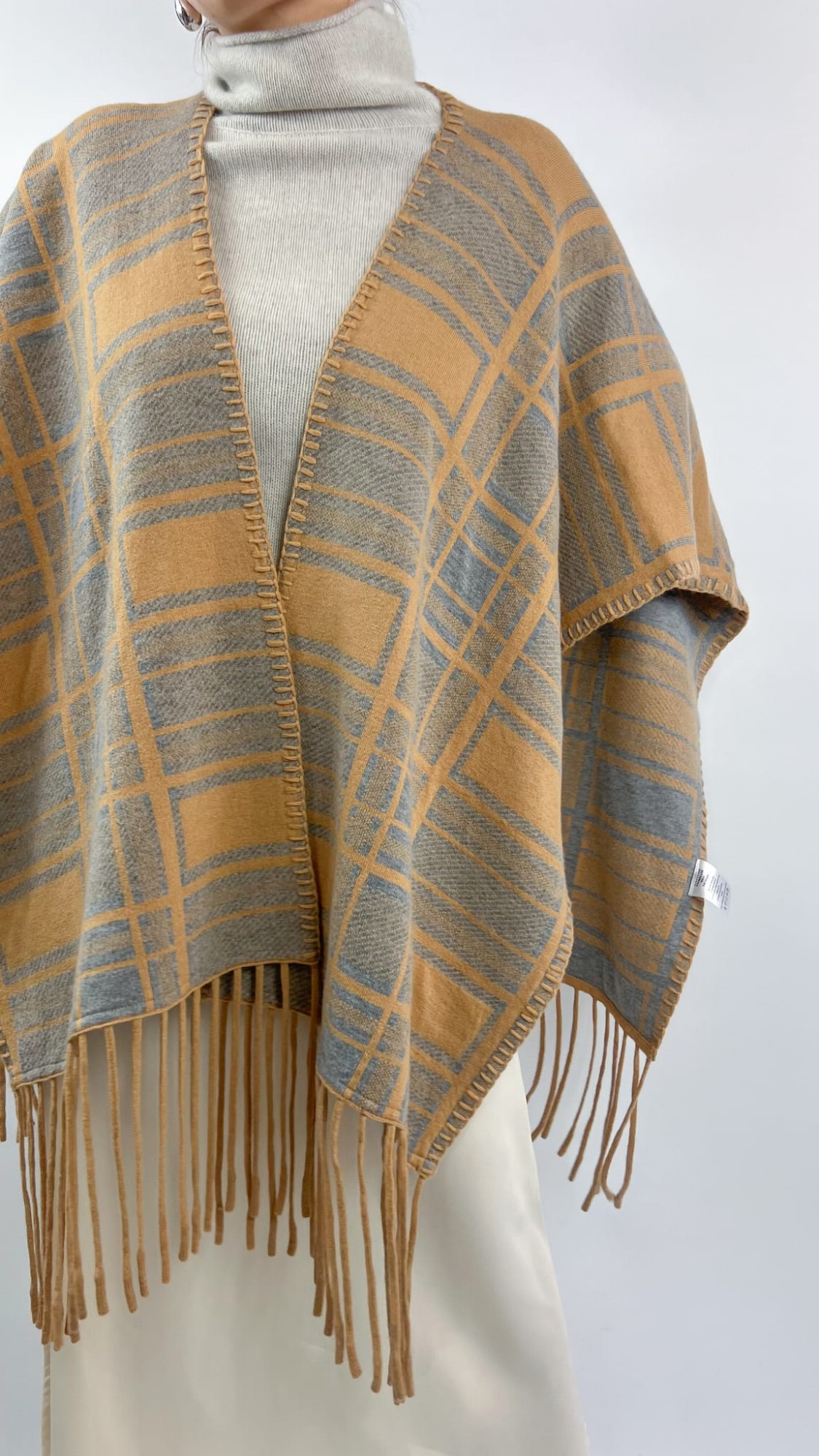 Designers Remix Charlotte Eskildsen narzutka poncho szal wełniany 