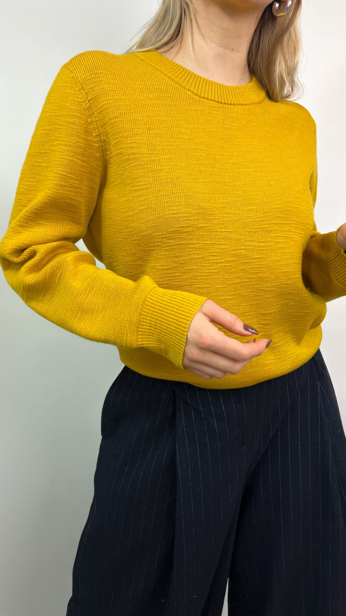 COS musztardowy sweter wełniany 