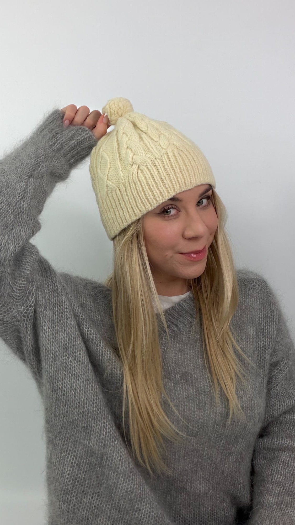 Czapka Handmade z wełny owczej 